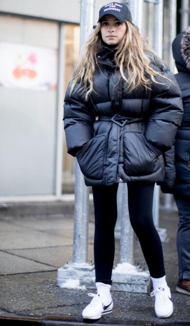 冬季运动鞋怎么搭配能彰显活力？运动鞋这样搭配显年轻