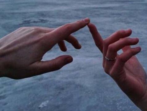 最催泪的伤感爱情故事，青丝华发醉三世，被美男子带回去了