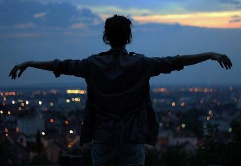 有一种思念叫不敢打扰，很想她,但又不敢打扰她