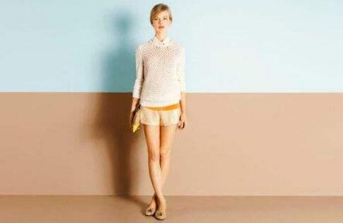 男女同学揉胸还摸下面，她的皮肤很白，像是上好的凝脂