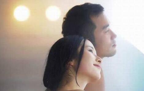 假如男人不爱你了，这四招很容易判断男人爱不爱你