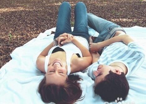 恋爱过度阶段：好感期、热恋期、平淡期、磨合期、疲惫期