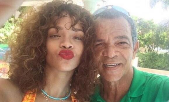 蕾哈娜起诉父亲怎么回事