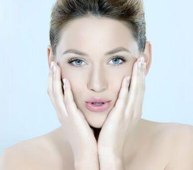 洗完脸一分钟，不擦水就紧绷的不行