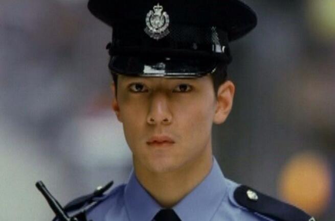 吴彦祖晒近照圆寸是怎么回事