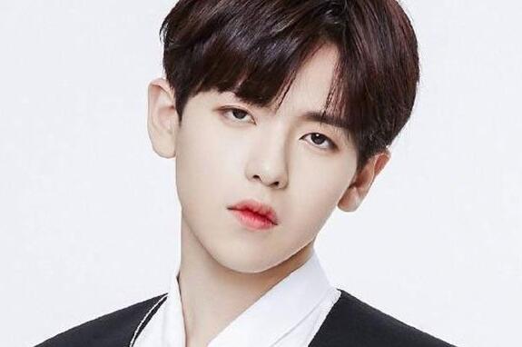 青春有你里的胡春杨是谁，胡春杨照片撞脸鹿晗边伯贤