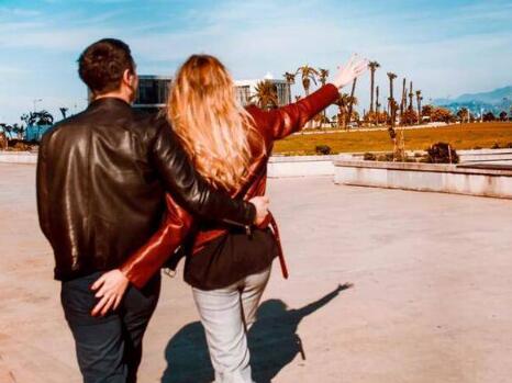 情感故事：少帅教我谈恋爱，锐利眸光上下扫过她的身体