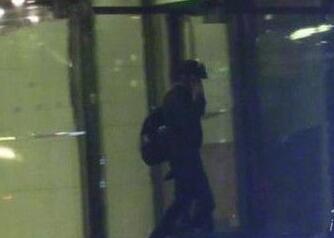 吴秀波深夜现身 不断打电话