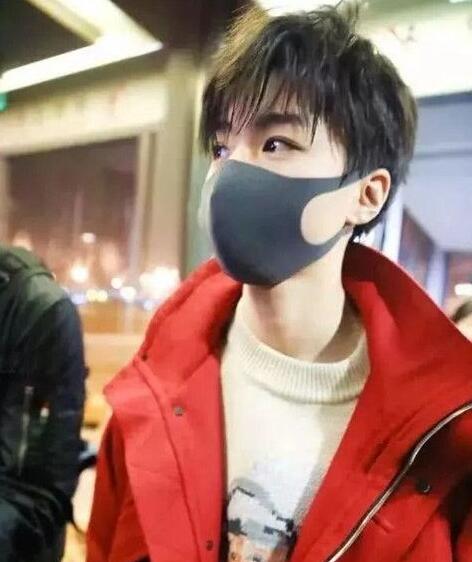 王俊凯被摸腰是什么回事