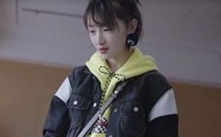 小黄鸭周冬雨同款牛仔夹克搭配