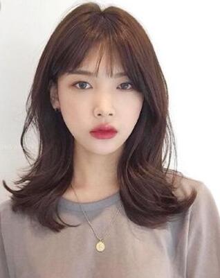 2019减龄发型女中长发 微卷烫成主打