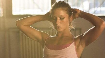 睡前一个动作快速锻炼8块腹肌