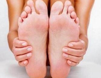 脚后跟干裂起硬皮怎么办 脚后跟干裂起硬皮的原因