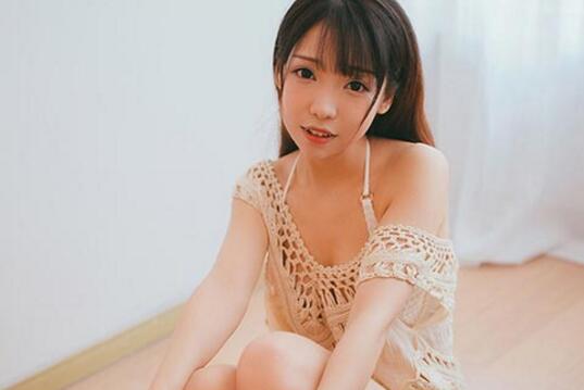 和初中女老师的情感故事|放着他洁嫂换下来的蕾丝镂空月匈衣