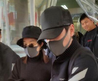 赵丽颖产后出院照片曝光 素颜亮相气色好