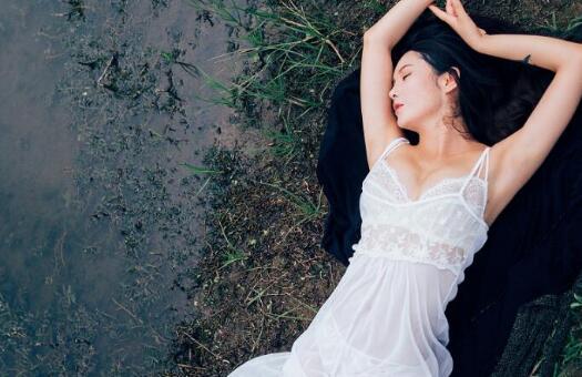 我与巨乳美女情感故事|比我想象中的要大