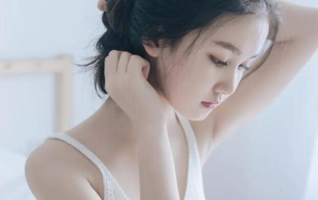 被三个人轮流舔下班|女的不舒服，要男的帮她