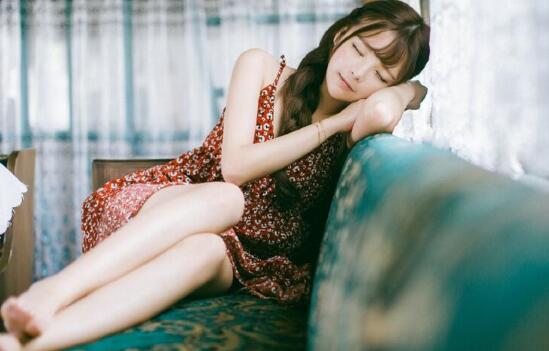 被三个人轮流舔下班|把村长的女人给办了