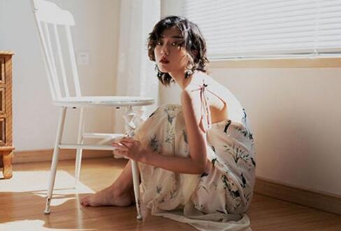 很纯很暧昧|慢慢的把腿张开那片美妙风景彻底展现在了张东的面前