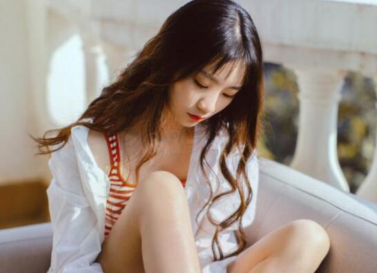 办公室小妖精真紧高H文|坐在床上，手里还拿着一个电动玩具