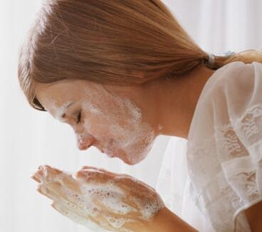 洗面奶早晚都要用吗