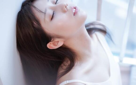 男友钻进我衣服里吸奶|饱满高耸的部位