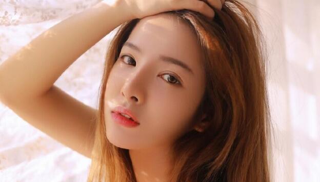 被三个人轮流舔下班|白腿羞长，前凸后翘