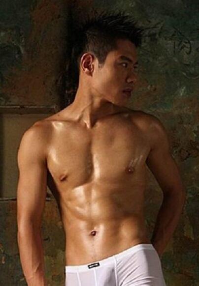 帅体育老师的裤裆好大|王小根的故事 那方面需求很强烈