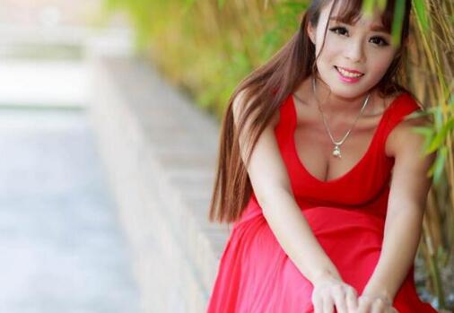 男女啪啪啪_浑圆挺翘的臀部被短裤紧紧地包裹着