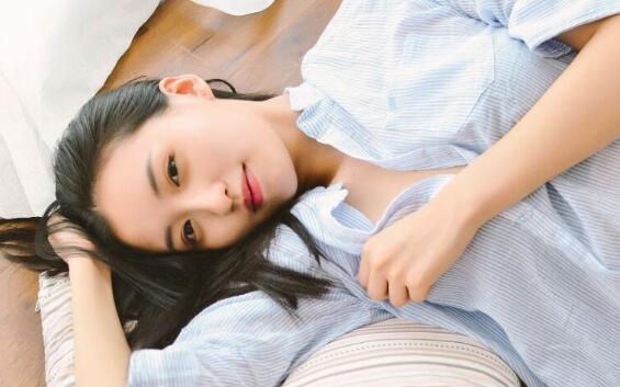 男女一边摸一边脱|屏幕里的男女火热地纠缠一起