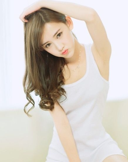 女人反抗但是下面很湿|许晴正张着两条大长腿一边弄，一边叫着