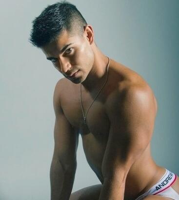 男人吃女人奶,摸她下面_一睹杨嫂的大屁股