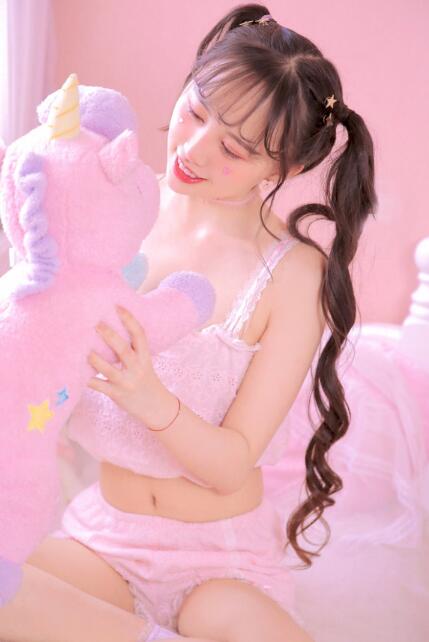 老板开会让我含着他的_微微袒露的胸口上来回扫荡