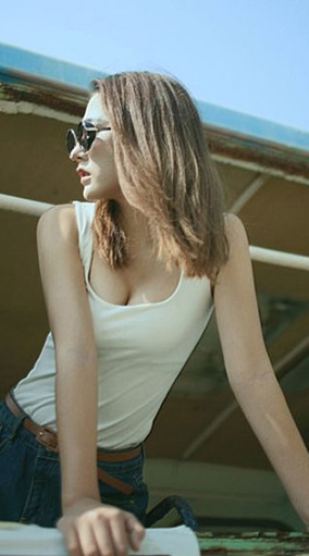 狗狗好太大了好爽小说  在沙发上的张思梦给抱了