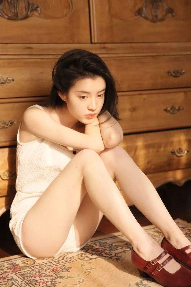 被老头揉搓奶头的小说|把双腿叉开，扛在肩上……