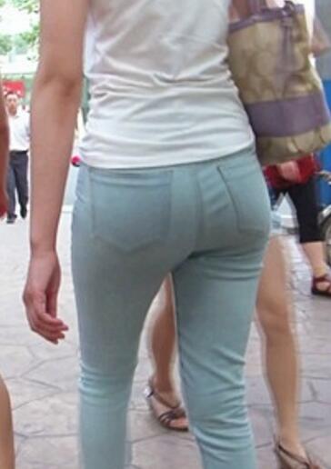 街拍大臀部撅腚穿牛仔裤