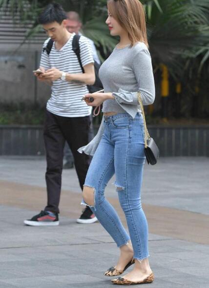 路人街拍牛仔裤美女图片_凹凸臀部秀出好身材