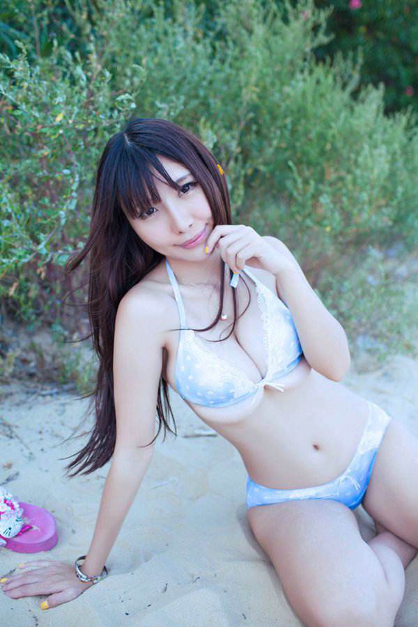 女子赤裸两腿分开与狗做爱十分淫荡