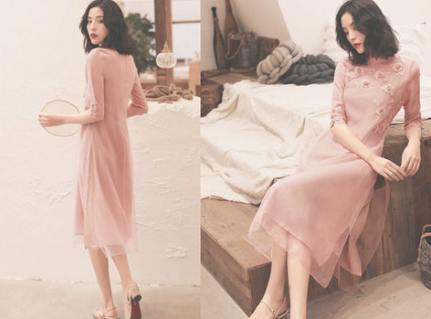 女人穿旗袍裙展现完美身材 露出自信