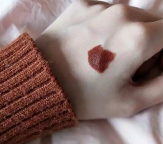 黄皮肤适合脏橘色吗 这是一个百搭的颜色