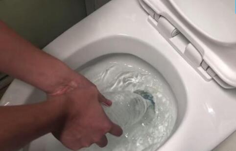 马桶堵了怎么办 没有工具 试试用矿泉水瓶