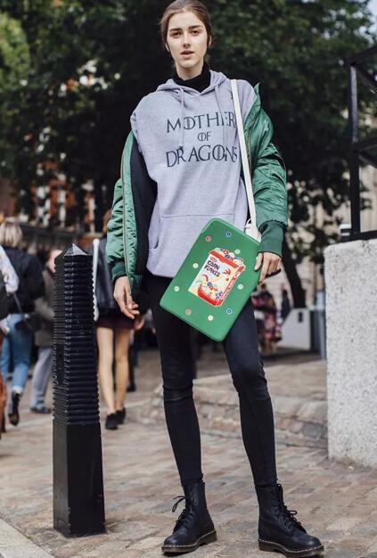 黑色马丁靴搭配 帅气复古的象征