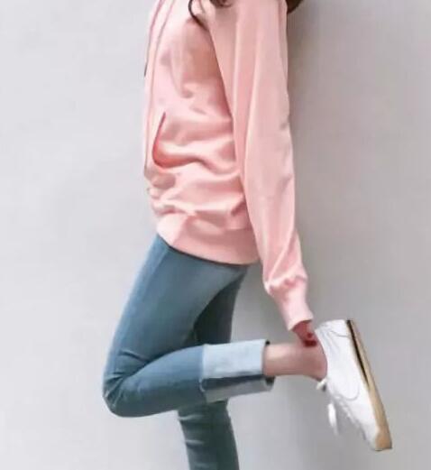 粉色卫衣配什么裤子 如同少女一般俊俏