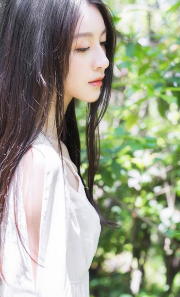 风韵多水的老熟妇_年轻男子围住了一个少女