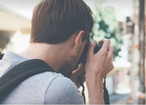 街拍怎么才能拍出大片感觉 教你摆动作