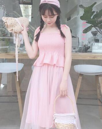 夏天的必备吊带连衣裙