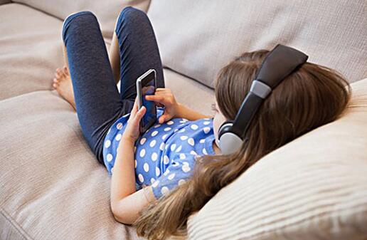 孩子玩手机的危害 孩子不能长时间玩手机