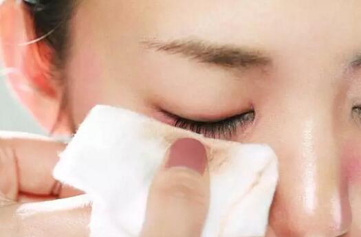 眼妆总是容易脱妆怎么办