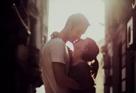 男人动了真情 也会变成这3种模样