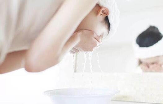 盐水洗脸有什么作用 可以达到美容的效果